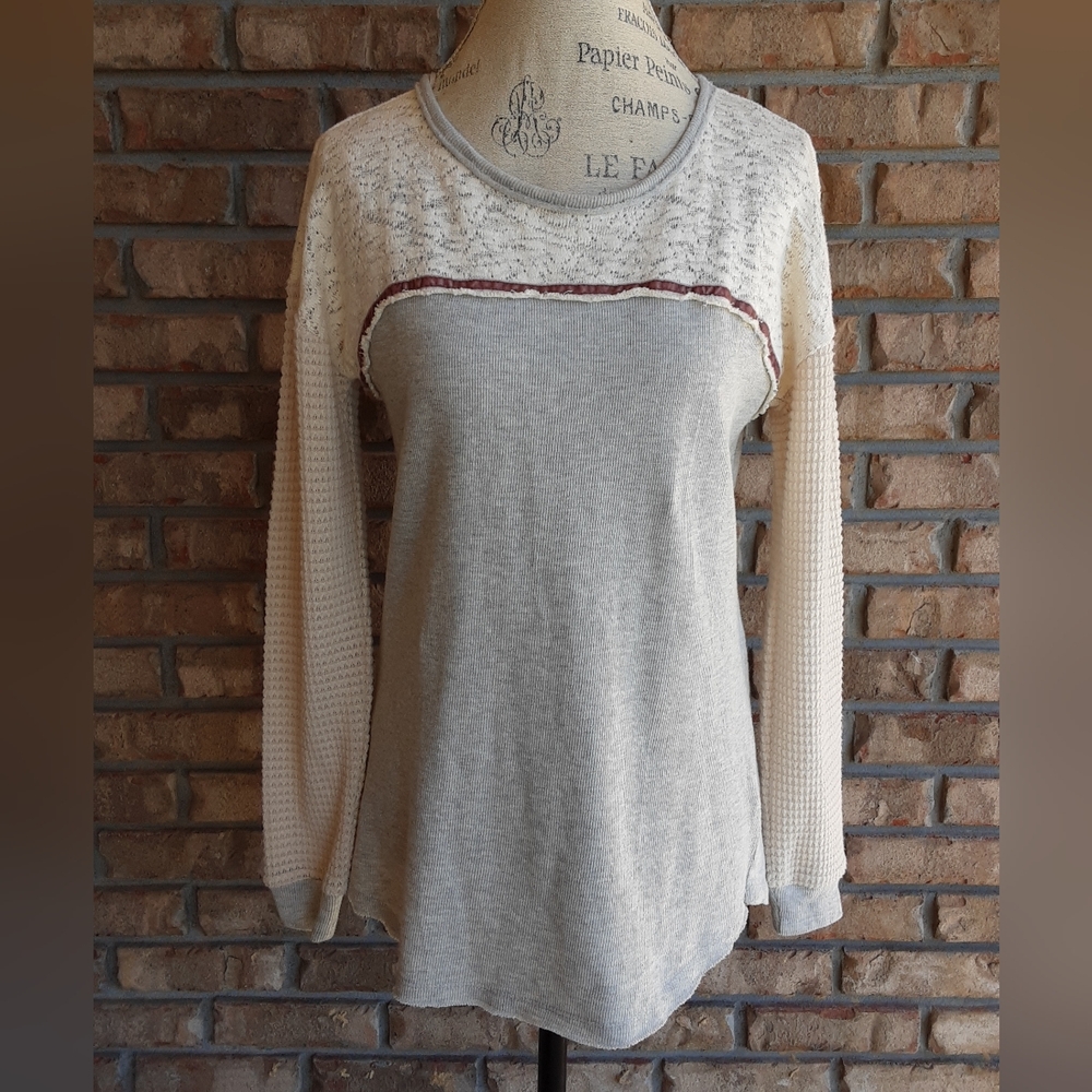 Knox Rose Textured Knit Boho Top in Gray and Cream NWT.